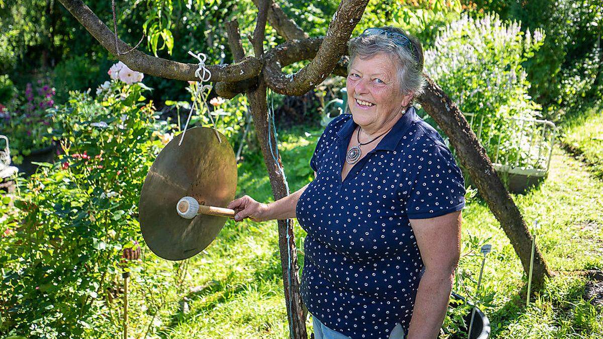 Marlen Spitaler begrüßt morgens mit dem Gong ihren Garten	 