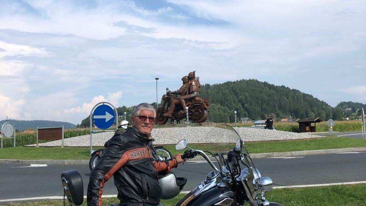 Willi Knes vor dem Harley-Denkmal bei Faak am See 