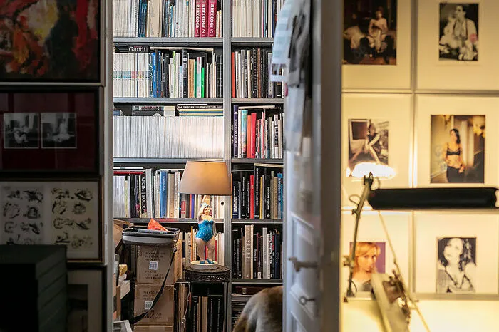 Die Wohnung ist insgesamt ein Gegenentwurf zu minimalistischer Wohnästhetik, führt aber auch vor, wie Tausende Objekte arrangiert werden können, ohne Räume zu nippes-prallen Wichtelhöhlen zu machen.