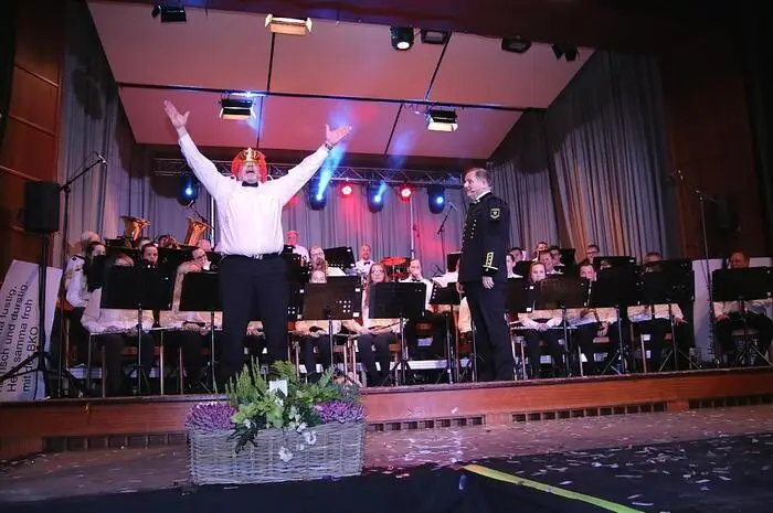 Vor zweimal vollem Haus im Volkshaus Bärnbach sorgten die Musikerinnen und Musiker unter Obmann Jürgen Holler und Kapellmeister Franz Steiner für eine fulminante Show unter dem Motto „Heut samma lustig, narrisch und durstig. Heut samma froh mit der BKO“. 