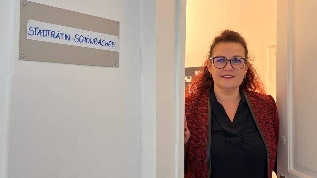 Das von Claudia Schönbacher selbst beschriebene Türschild ist diese Woche endlich ersetzt worden