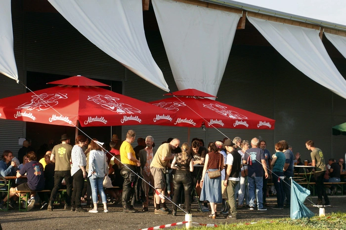 ...begrüßte eine Vielzahl begeisterter Gäste.