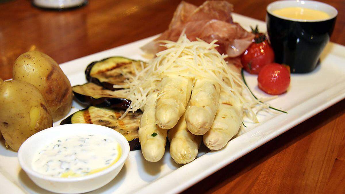 Spargel mit Parmesan und istrischen Karstschinken