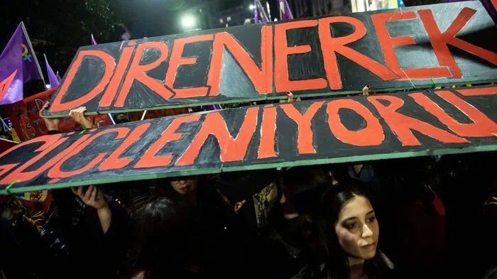 Videos und Fotos auf oppositionellen türkischen Medienwebseiten wie T24, Evrensel oder Dokuz8Haber zeigten hustende Menschen, die sich in Gebäudeeingänge oder Seitengassen flüchteten.  