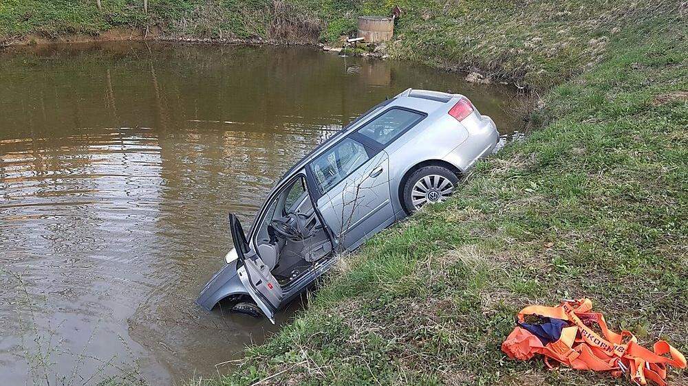 Das Auto landete in einem Fischteich