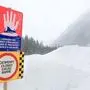 THEMENBILD - intensive Schneefälle und starker Wind verursachten im Bezirk Liezen Straßensperren wegen Lawinengefahr. Absperrgitter und eine Warntafel auf der Untertalstraße, aufgenommen am 2. Februar 2022 im Untertal bei Schladming, Steiermark, Österreich (Austria). 
Fotocredit: Martin Huber