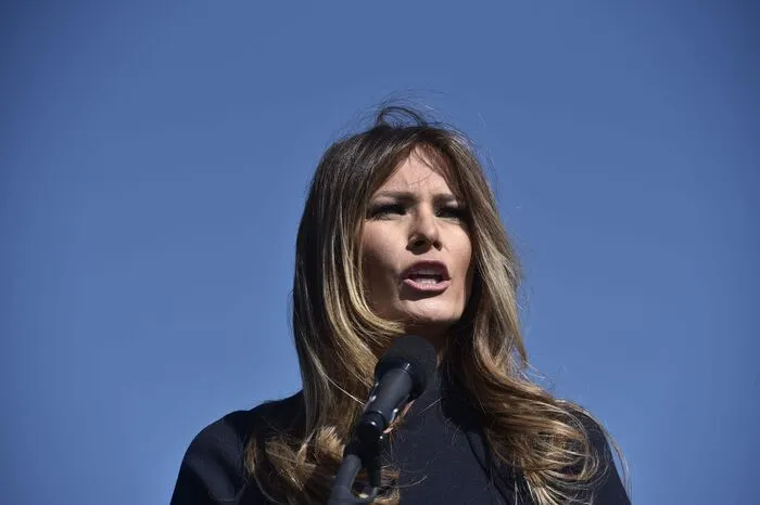 Hat es ihr nicht sehr wehgetan, davon zu erfahren? Wenn es so war, hat sie nichts davon nach außen dringen lassen. So ist Melania: Sie zeigt selten, was sie wirklich fühlt. Mal ein unbändiges Lachen oder funkensprühender Zorn? Das kennt die Öffentlichkeit von ihr nicht.