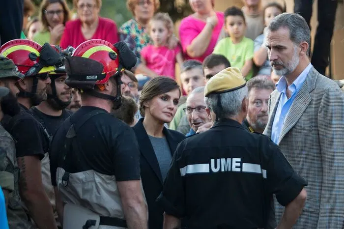 Heftiger Regen hatte am Dienstagabend den Nordosten der spanischen Urlaubsinsel heimgesucht. Binnen weniger Stunden fielen rund 220 Liter Regen pro Quadratmeter, Häuser wurden geflutet, Autos weggespült. Unter den Todesopfern sind auch ein britisches Paar und eine Niederländerin.
