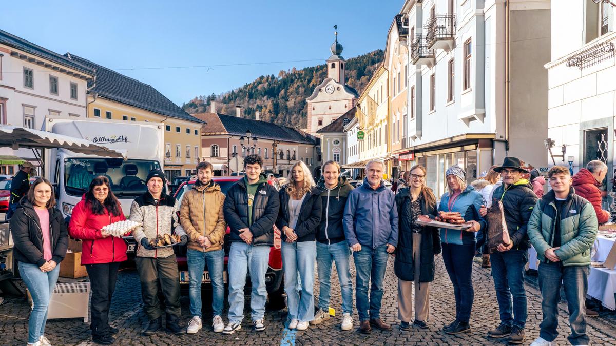 Die Schülerinnen und Schüler mit Projektbetreuer und HAK-Lehrer Martin Lagger, Hermann Florian, Katharina Spöck (Nockregion) und Produzenten aus der Region am Gmündner Markt