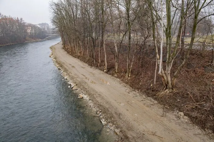 Entlang des linken Murufers führt die Begleitstraße, die als Baustellenzufahrt dient