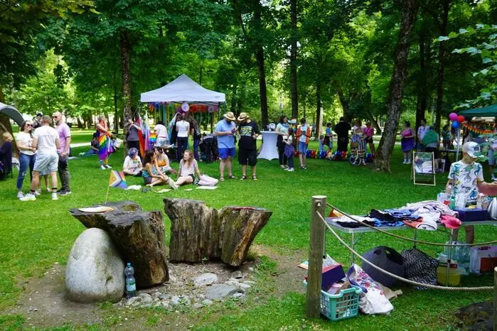 Bereits am Vormittag verwandelte sich der Stadtpark in ein farbenfrohes Pride Village