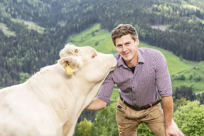 Christian ist ein Kärntner Bio-Bergbauer, führt einen Mutterkuhbetrieb und glaubt an die Liebe auf den ersten Blick.