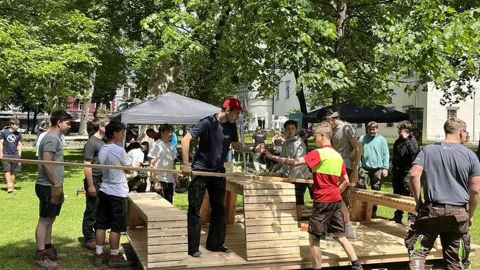 Ende Mai kamen die Teilnehmer zusammen, um gemeinsam die Holzmöbel im Stadtpark Spittal zu errichten