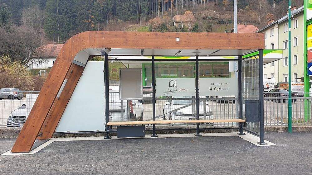 An dieser neuen Bushaltestelle können Wartende auch Handys aufladen