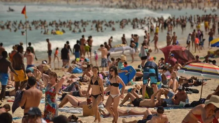 Menschen suchen am Bondi Beach in Sydney Abkühlung