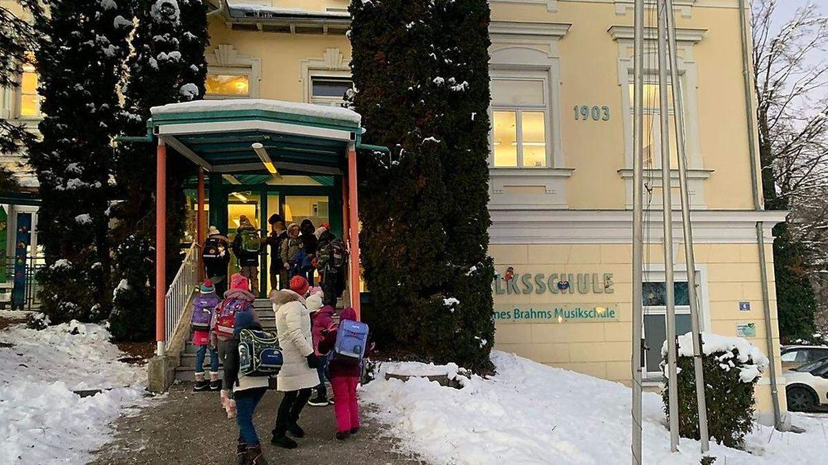 Die Kinder der Volksschule Pörtschach dürfen künftig wieder im Warmen auf den Unterrichtsbeginn warten