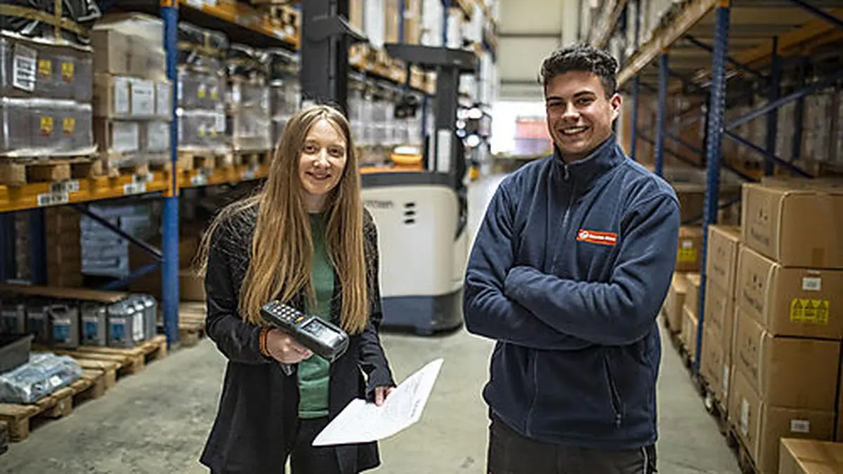 Susanna Rathkohl und Maximilian Posratschnig machen ihre Lehre bei Gebrüder Weiss