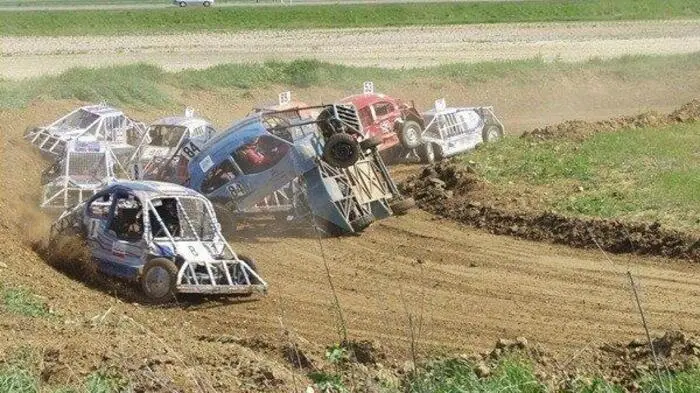 Rammstöße und Überschläge gehören zur Motorsportart Autocrash dazu