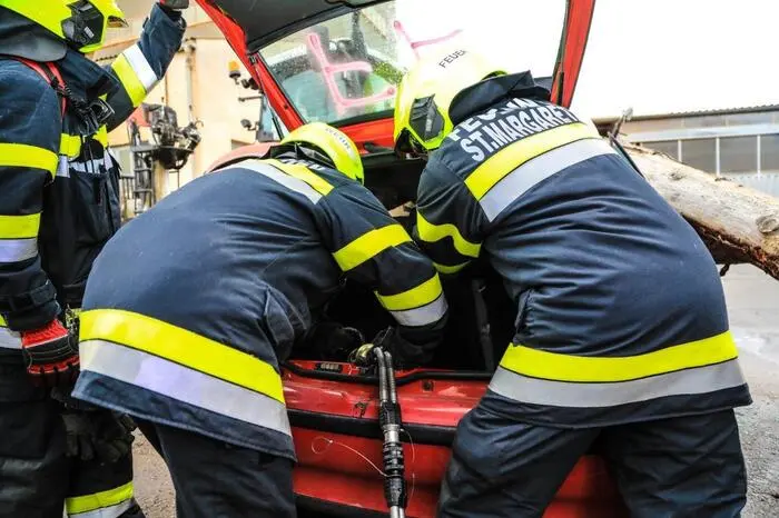 Zum einen kam es zu einer Staubexplosion auf dem Gelände der Firma Magnolithe mit mehreren vermissten und verletzten Personen.