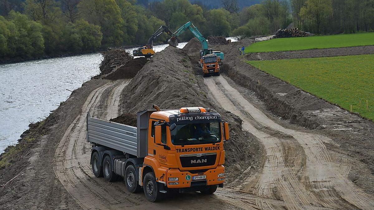 Die Drau wird aufgeweitet und mit einer neuen Uferfassung versehen. Auch ein Biotop soll entstehen