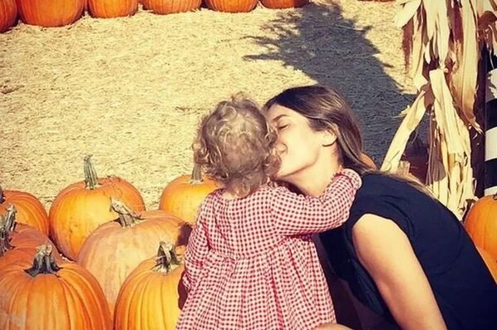 Schauspielerin Elisabetta Canalis begutachtet zusammen mit ihrem Töchterchen die Plutzer-Auswahl.