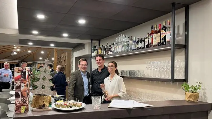 Geschäftsführer Stefan Gartler, F&amp;B-Manager Florian Jajtic und Simone Gartler (von links) hinter der neuen Bar im Zentrum des Gastraumes