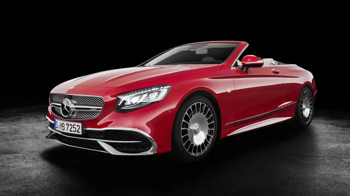 Die harten Fakten zuerst: Mit dem Mercedes-Maybach S 650 Cabriolet stellen die Stuttgarter eine der teuersten, rollenden Sonnenbänke der Welt in die Auslage. Der Luxuslinder kommt im Frühjahr 2017 auf den Markt, ist auf 300 Exemplare limitiert und zu einem Preis von 300.000 Euro netto zu haben.