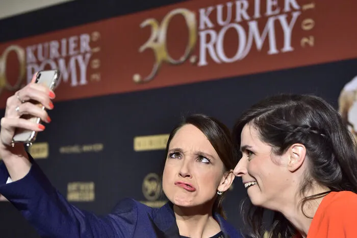 Selfie muss sein: Carolin Kebekus (l.) und Nora Tschirner im Rahmen der Romy-Gala in der Hofburg in Wien