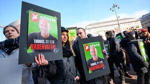 Gruner + Jahr-Mitarbeiter protestieren in Hamburg gegen Betelsmann-Manager Thomas Rabe