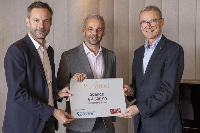 Hausherr Erwin Berger hat die Spende von 4500 Euro vom „Klassik im Advent“ im Mountain Resort Feuerberg an Wolfgang Fercher und Oliver Bergauer für eine Familie in der Region überreicht. 