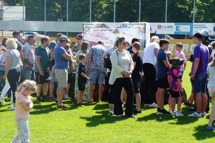 Das Publikum zeigte großes Interesse an der Heerschau.