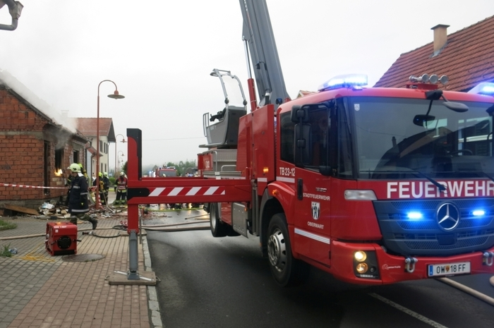 Das Feuer war kurz nach 1.30 Uhr ausgebrochen. Ein Nachbar wurde durch den Brandlärm wach und verständigte die Einsatzkräfte.