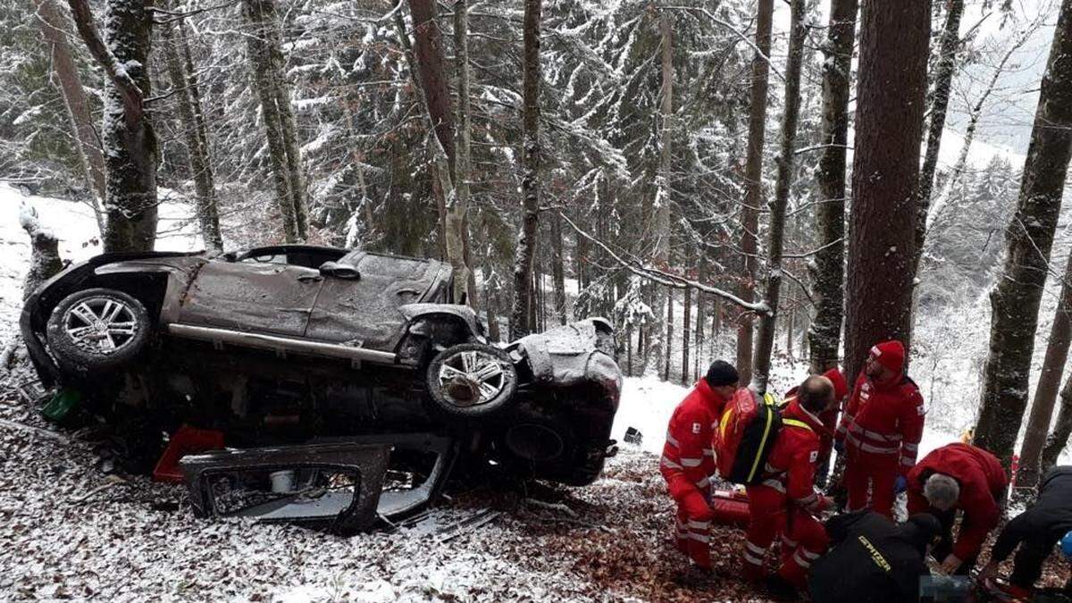 Im extrem steilen Gelände wurde der schwerverletzte  Fahrer  aus dem Fahrzeug geborgen