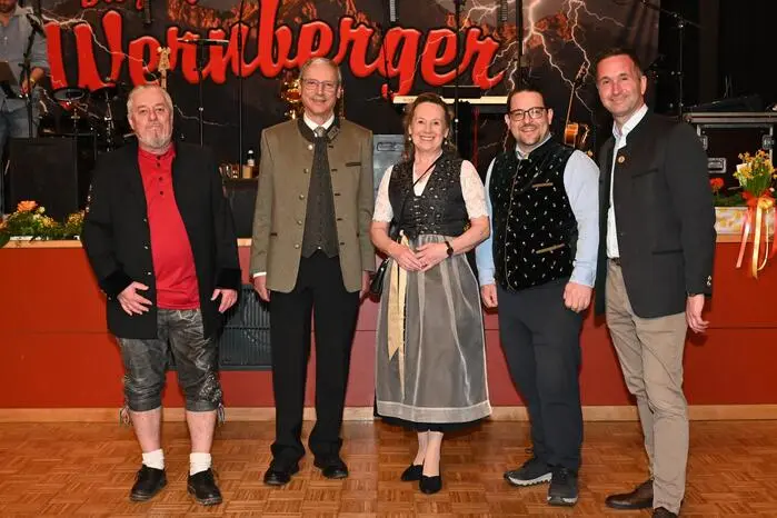 v.l. Robert Kohlenbrein, Direktor Sebastian Auernig, Stellvertretende Direktorin Gertrud Wastian, Stefan Höfferer und Vizebürgermeister Michael Baumgartner.