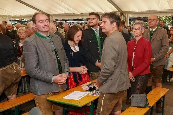 Beim anschließenden Frühschoppen brachten die „5 Obersteirer“ das Publikum mit zünftiger Musik in Feierlaune.