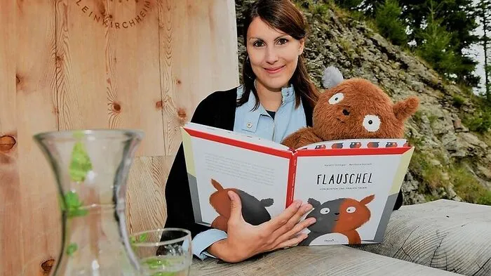 Kerstin Schager mit Flauschel als Buch und als Kuscheltier