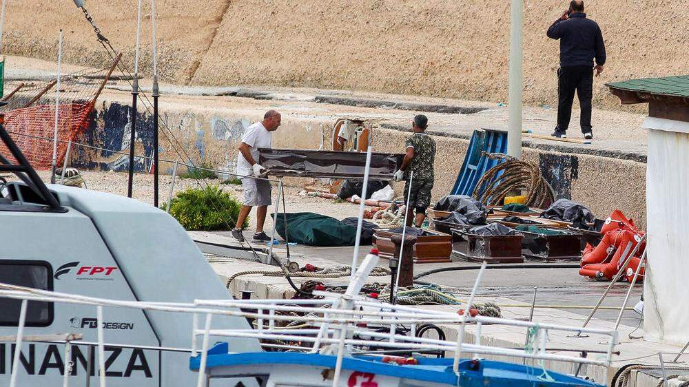 Vor einer Woche kam es vor Lampedusa zu dem Unglück - die Suche nach Leichen geht weiter