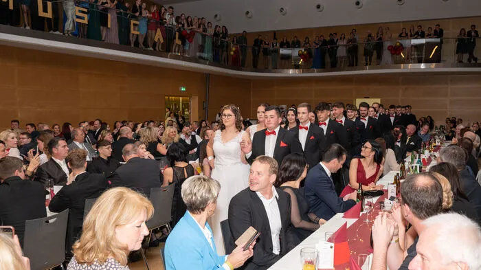 Die HAK Bruck lud unter dem Motto "HAK School Musical - We are breaking free" zum Maturball ins VAZ Krieglach, wo man nach fünf Jahren den Freiheitsdrang ganz deutlich spürte.