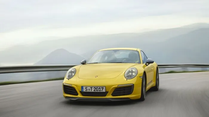 Die Grundzutaten für den Porsche 911 Carrera T lauten wie folgt: weniger Gewicht, kürzer übersetztes Handschaltgetriebe und Heckantrieb mit mechanischer Hinterachssperre.
