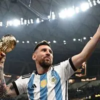 Lionel Messi 2022 mit dem WM-Pokal