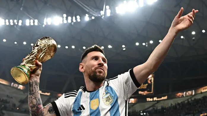 Lionel Messi 2022 mit dem WM-Pokal
