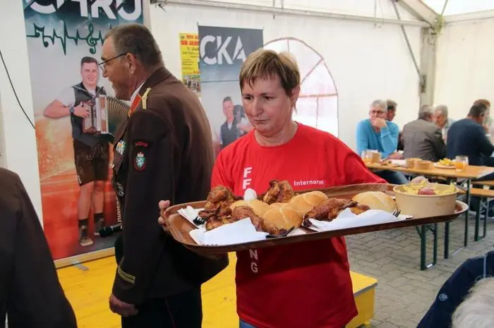 Am Sonntag wurde zum Frühschoppen geladen, dort strahlten HBI Wilfried Böhmer und OBI Siegfried Arbesleitner aufgrund des enormen Besucherandranges um die Wette. Alles, was es noch an Reserve-Tischen und Bänken gab, wurde aufgestellt, um den Gästen Sitzplätze bieten zu können. 