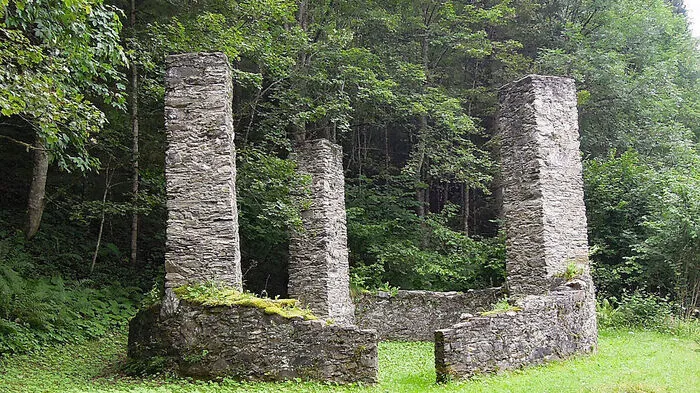 Das ehemalige Hochgericht (Galgen) der Herrschaft Murau im Rantental. Seit dem Jahr 1710 existiert die gemauerte Richtstätte mit den drei Säulen