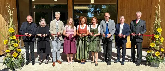 Mittwochmittag durchschnitten Schülerin Adriana Spath (4. v. l.), Direktorin Roswitha Walch (Mitte), Landesrätin Simone Schmiedtbauer (4. v. r.) sowie weitere Beteiligte des Projektes das klassische rote Band