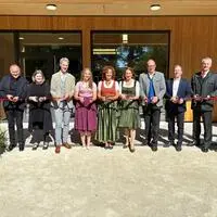 Mittwochmittag durchschnitten Schülerin Adriana Spath (4. v. l.), Direktorin Roswitha Walch (Mitte), Landesrätin Simone Schmiedtbauer (4. v. r.) sowie weitere Beteiligte des Projektes das klassische rote Band