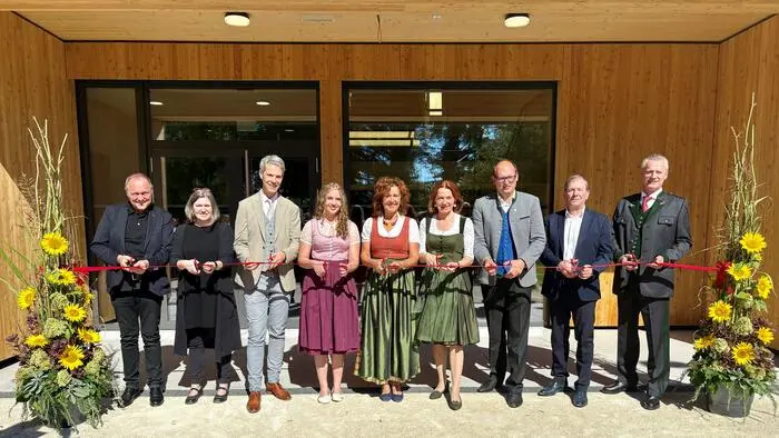 Mittwochmittag durchschnitten Schülerin Adriana Spath (4. v. l.), Direktorin Roswitha Walch (Mitte), Landesrätin Simone Schmiedtbauer (4. v. r.) sowie weitere Beteiligte des Projektes das klassische rote Band