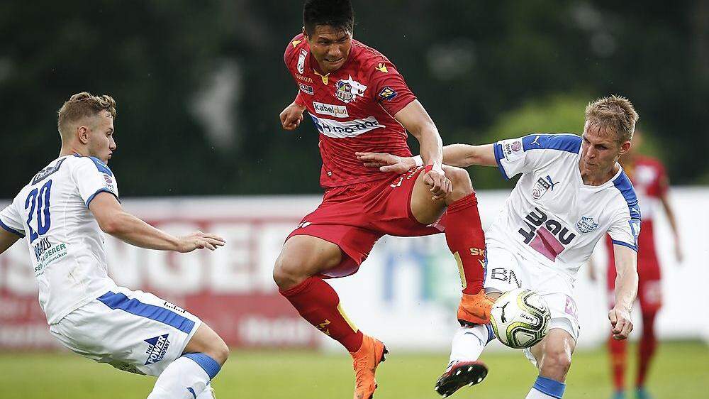Kwang-Ryong Pak (Mitte) schoss St. Pölten mit dem 1:0 schon fast wieder in die Bundesliga 