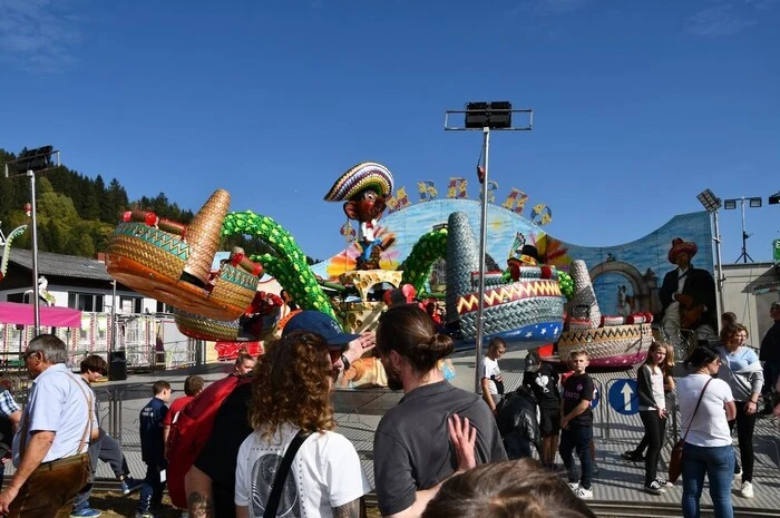 Aber beim Maxlaunmarkt steht natürlich das Vergnügen im Mittelpunkt: Sei es im Vergnügungspark oder im Bierzelt.