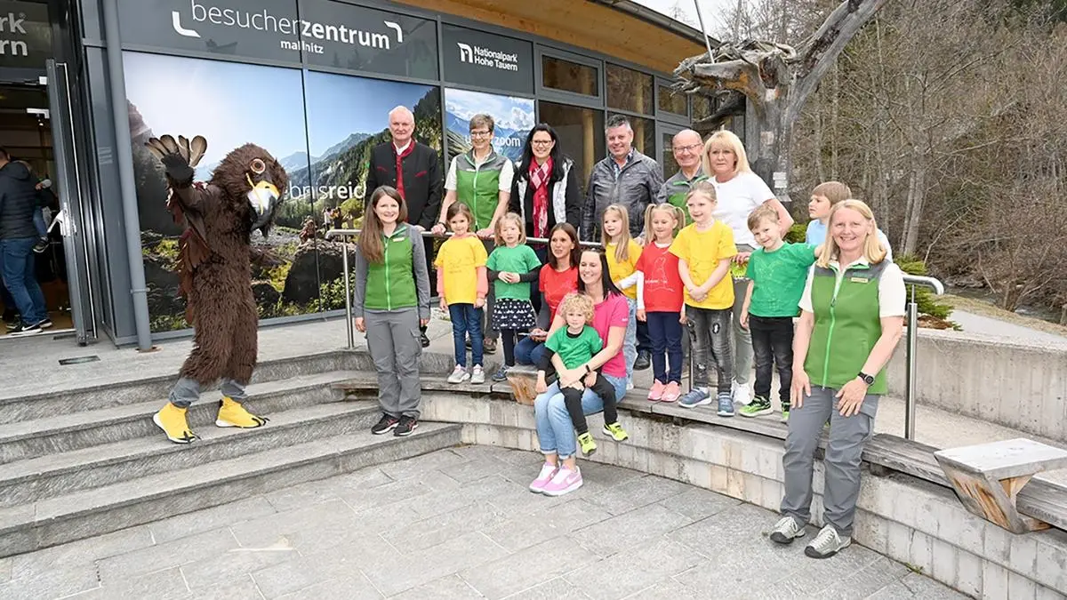  "Anna Adler" mit Bürgermeister Günther Novak, Barbara Pucker, Sara Schaar, dem Obervellacher Bürgermeister Arnold Klammer, Peter Rupitsch und den "Tauernzwergen" 