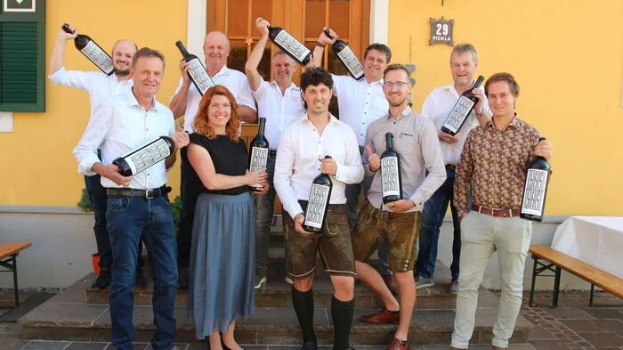 Die TAU-Winzer bei der Weinpräsentation.